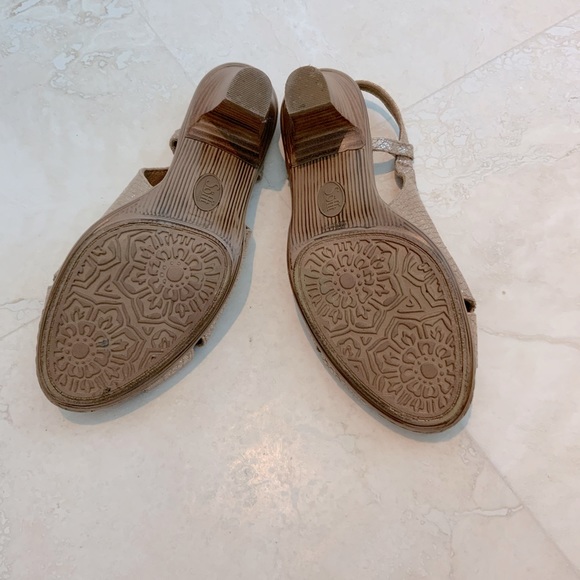 Ladies Soffit Beige/Gold Sling back Shoes sz 7 - Picture 4 of 5